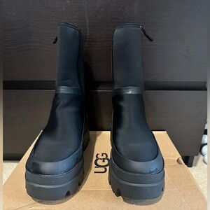 UGG Size 8 Brisbane Mid Bold Platform Boots